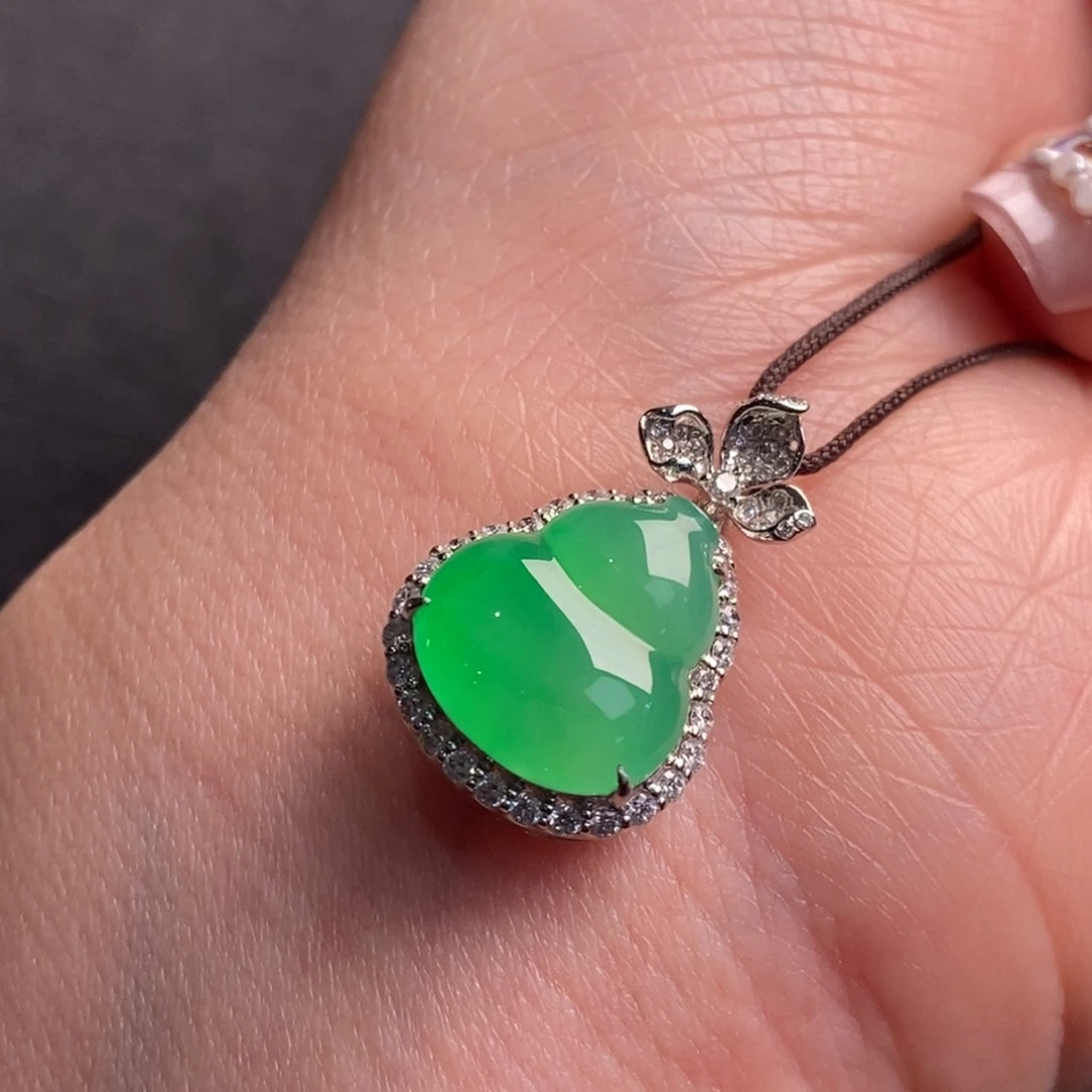 翡翠颈饰18K金镶嵌满绿翡翠葫芦吊坠