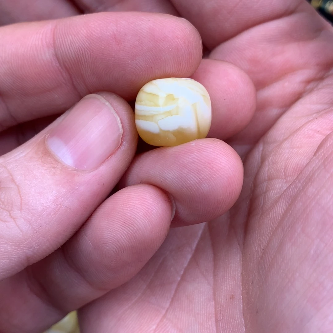 琥珀裸石未镶嵌以**名蜜蜡