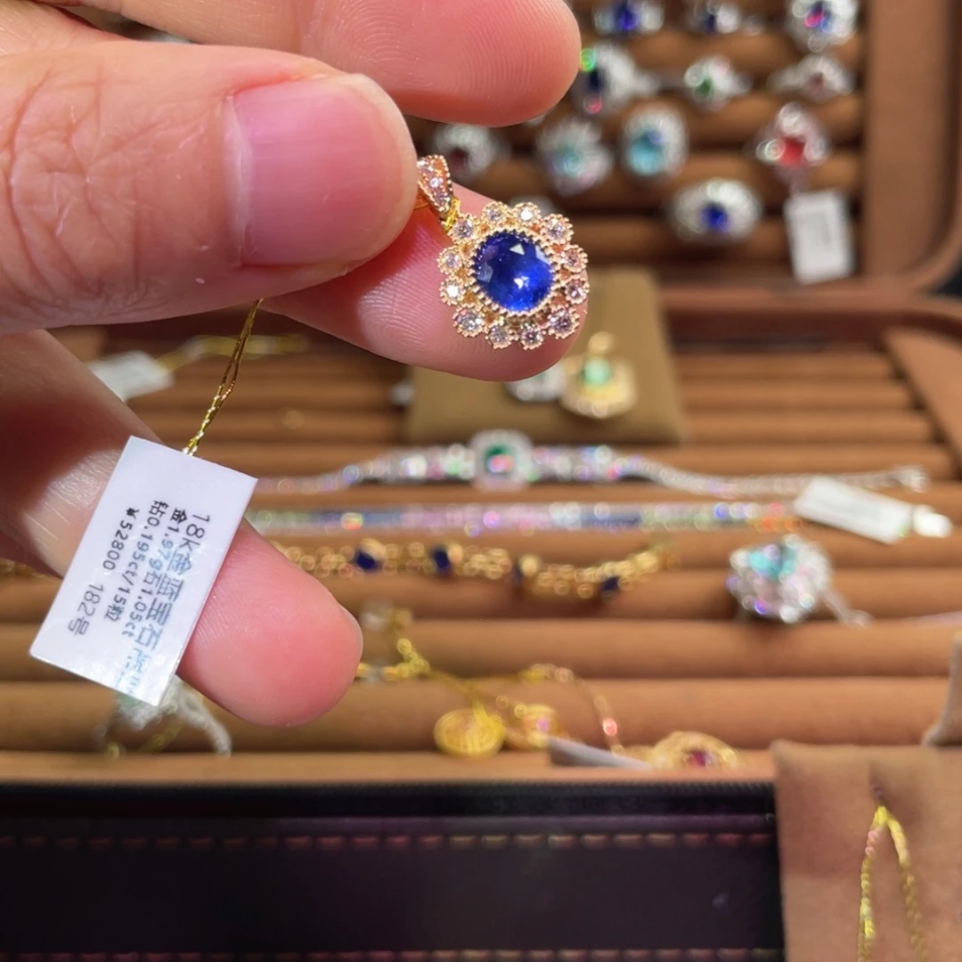 18K金镶嵌颈饰蓝宝石