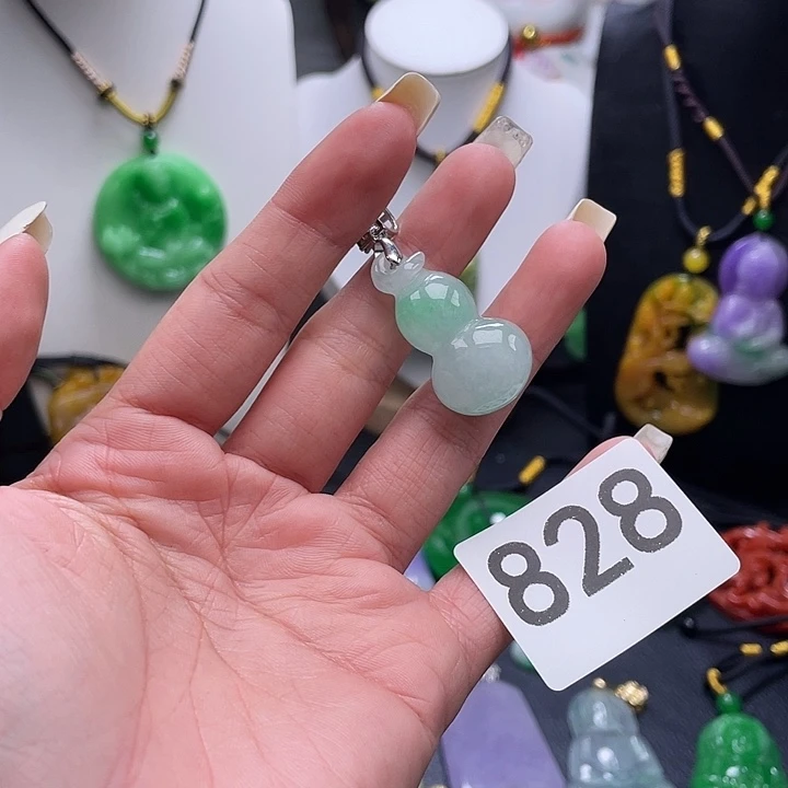 翡翠未镶嵌吊坠(赠链)