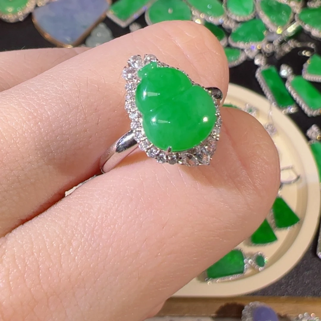 【闪购商品】翡翠颈饰18K金镶嵌缅甸翡翠绿葫芦戒指