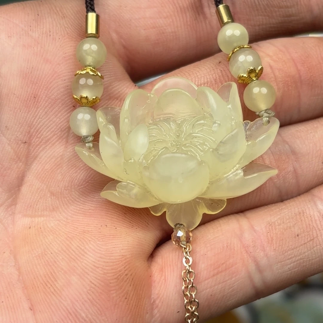 蛇纹石玉颈饰未镶嵌明**影