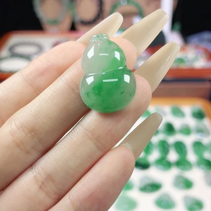 石英质玉（非洲翠）未镶嵌颈饰