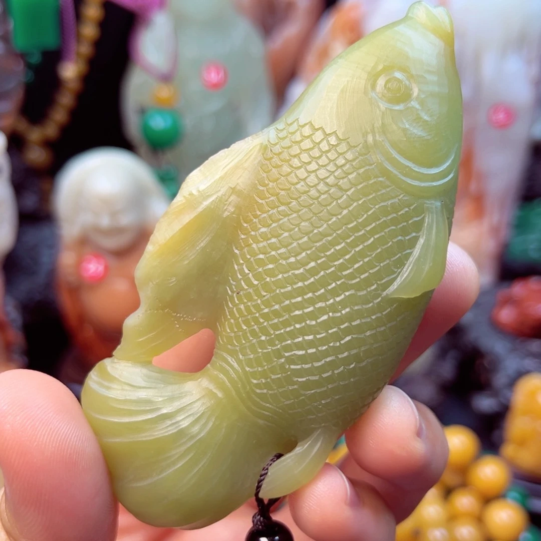 寿山石月尾绿手玩件