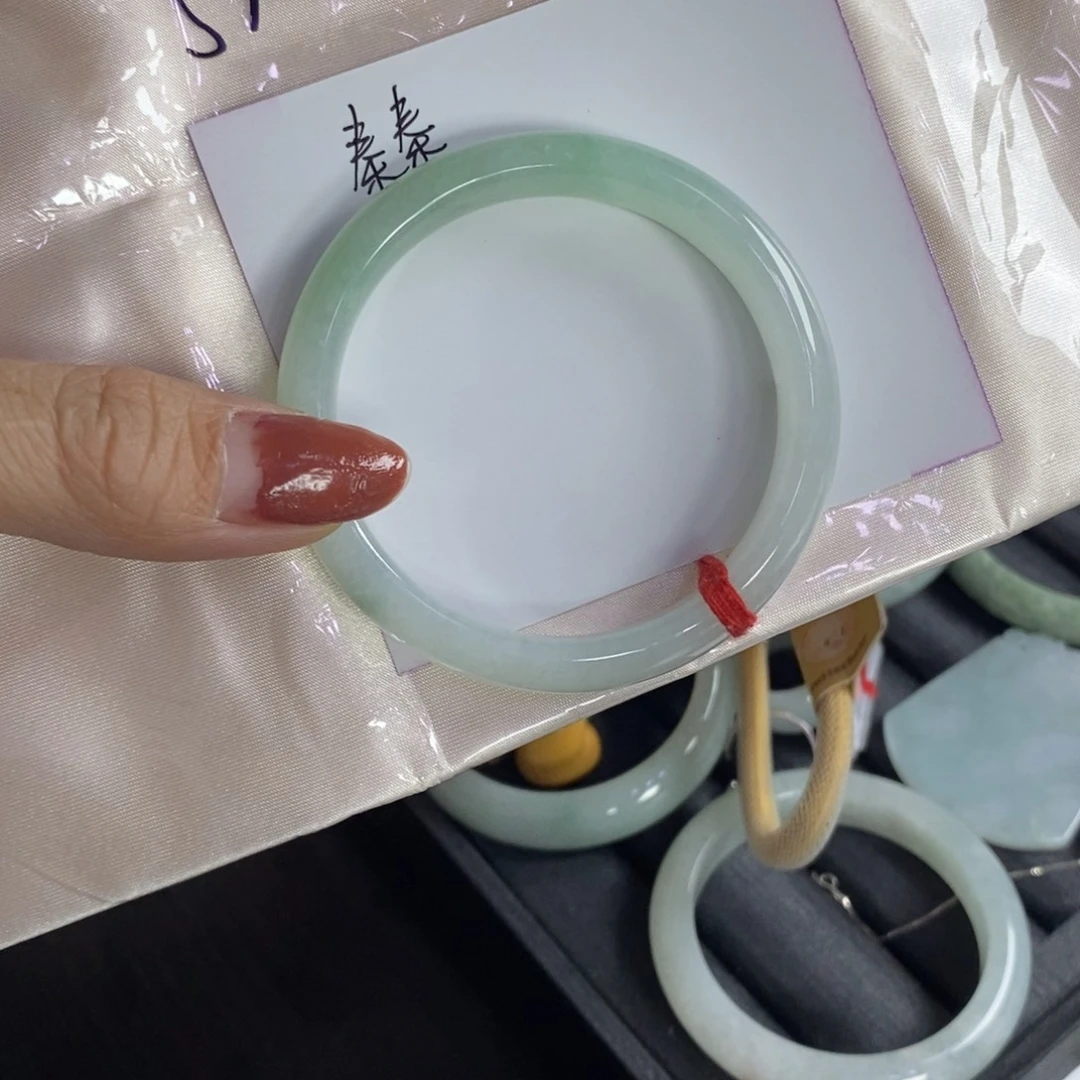 翡翠手镯未镶嵌秦*天然翡翠