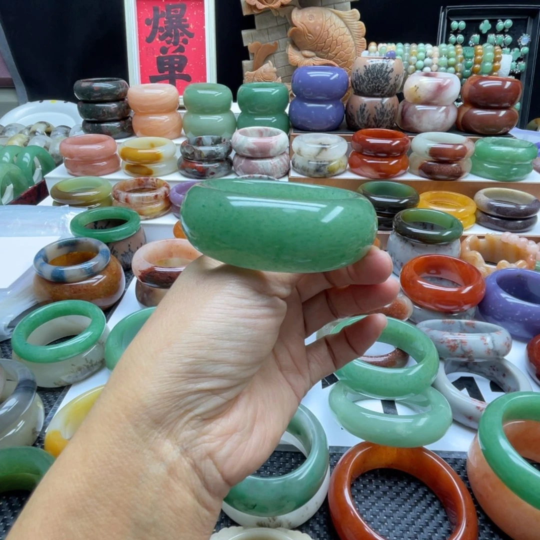 舞***生石英岩玉未镶嵌手镯