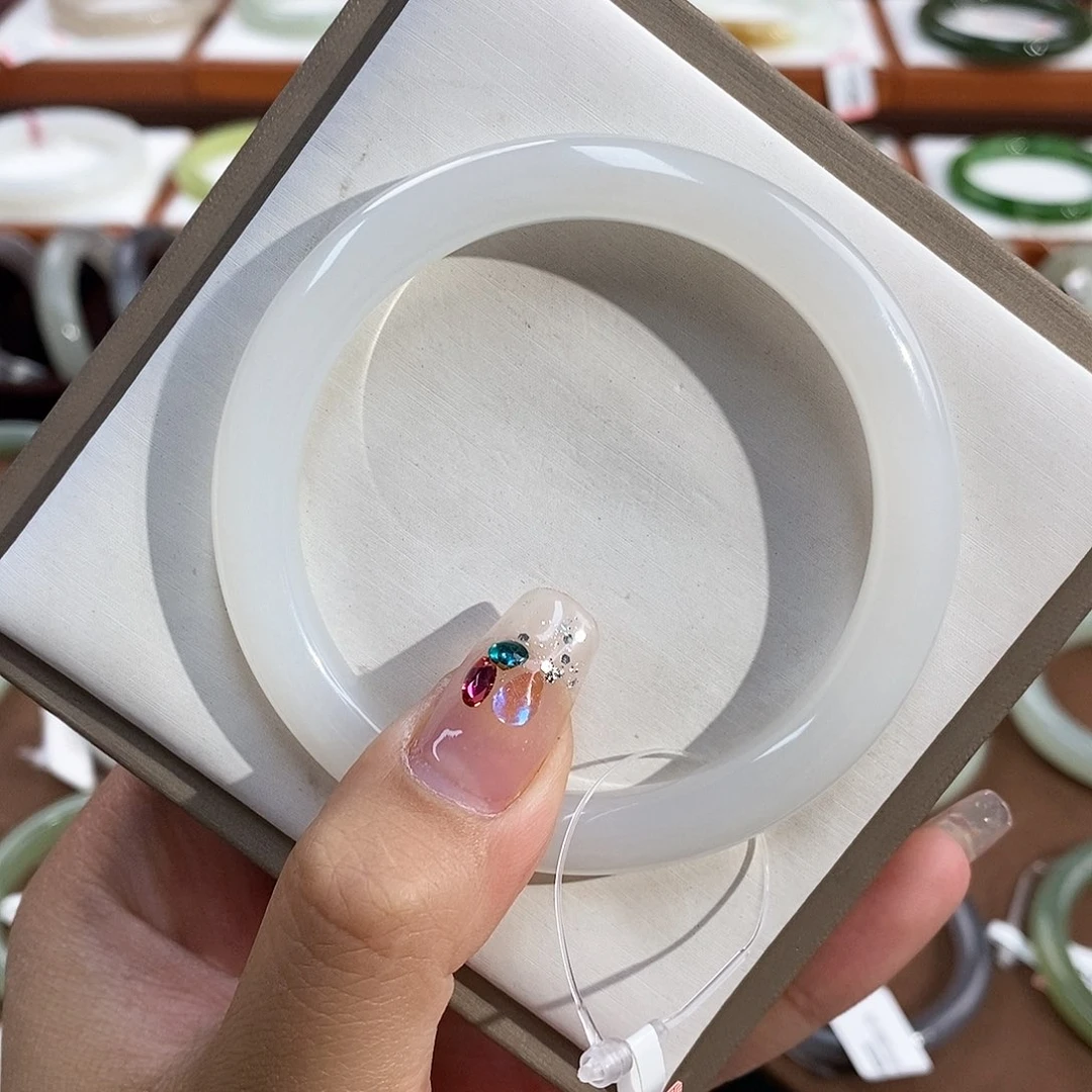 和田玉手镯未镶嵌泉