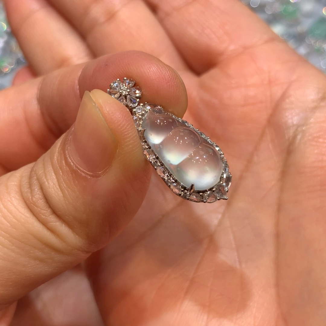 翡翠18K金镶嵌颈饰吊坠