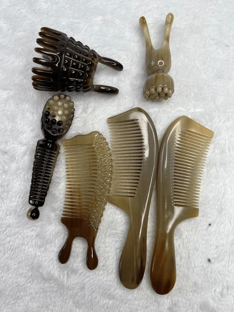 一个装牛角羊角梳子直播间挑选