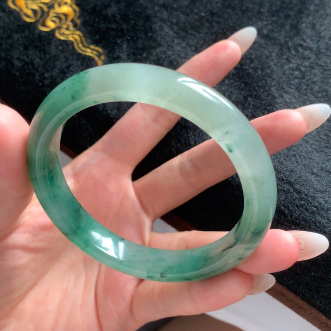 石英质玉（非洲翠）手镯未镶嵌
