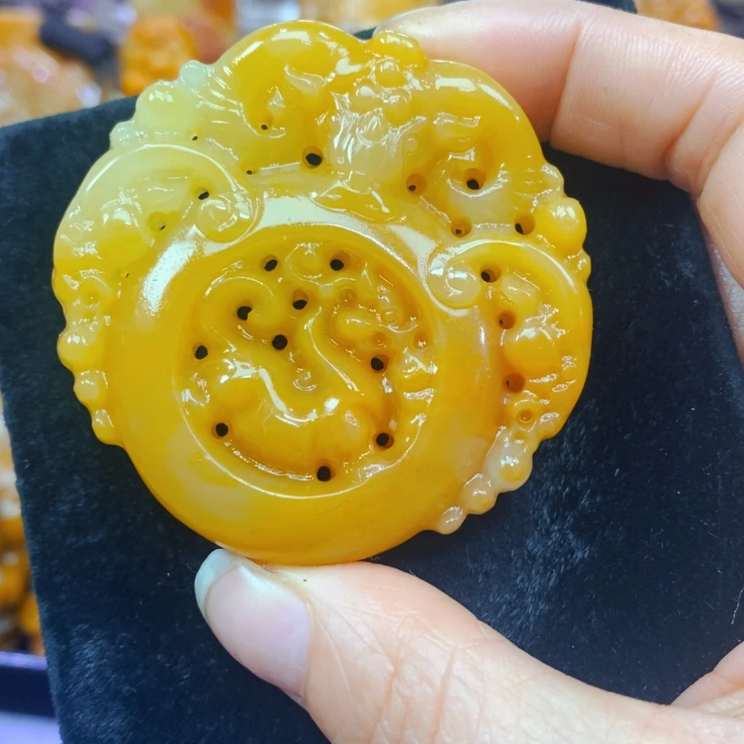 未镶嵌石英质玉（黄龙玉）颈饰