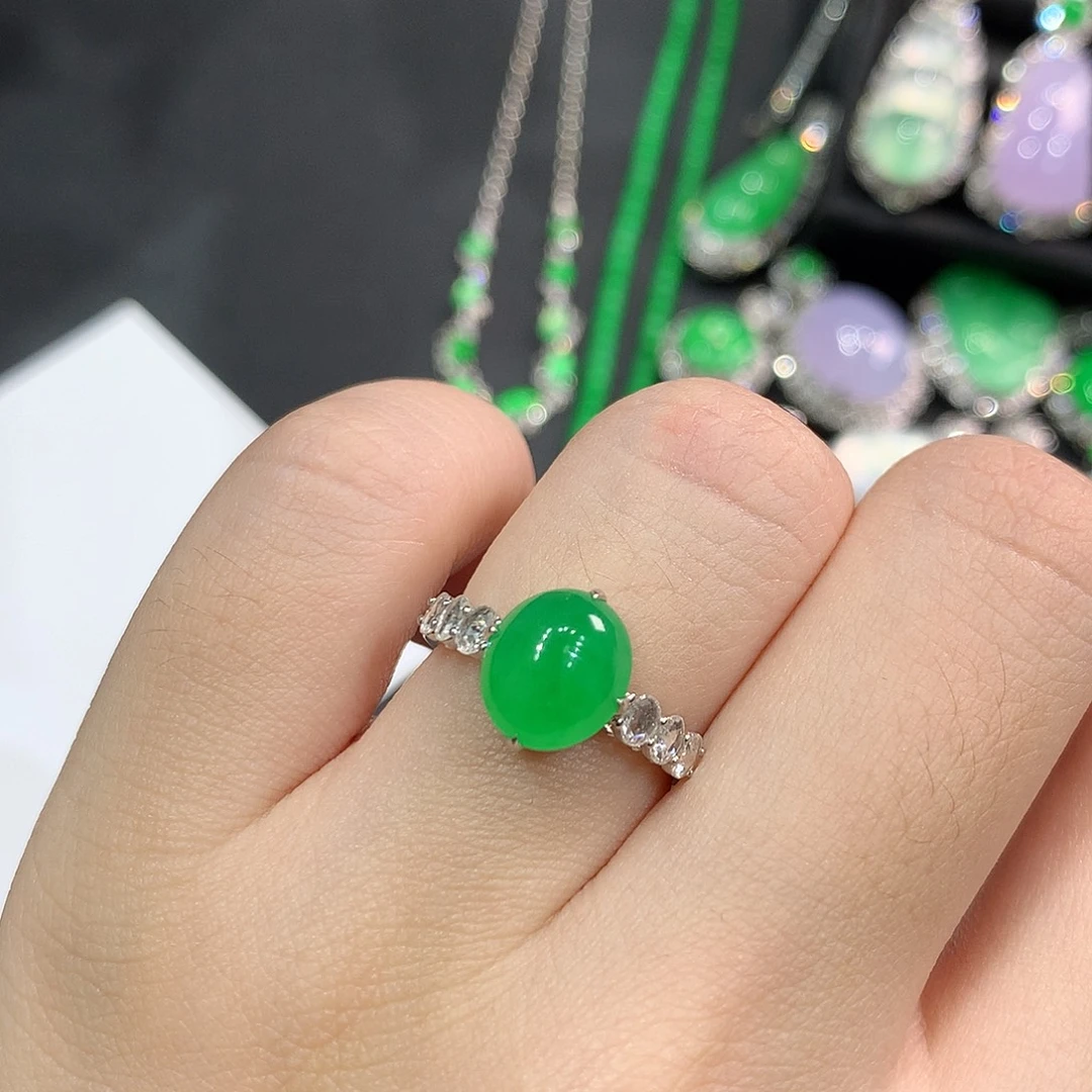 翡翠18K金镶嵌颈饰木那冰胶金丝甜绿蛋面戒指 48小时鉴赏期