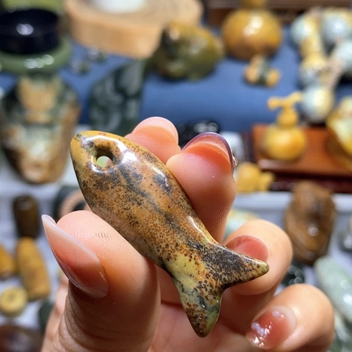 未镶嵌岫岩河磨玉（透闪石质玉）挂件