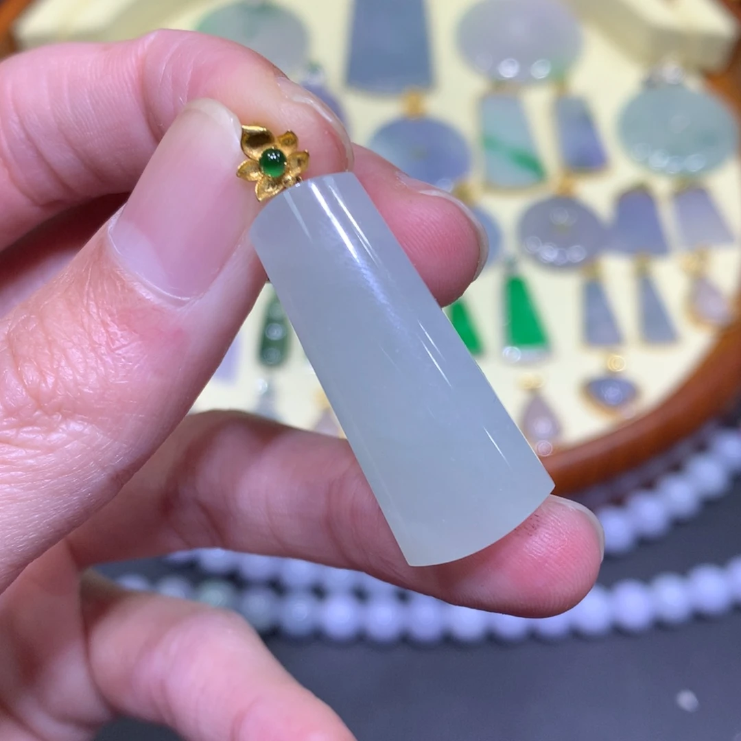 翡翠吊坠(不含链)18K金镶嵌