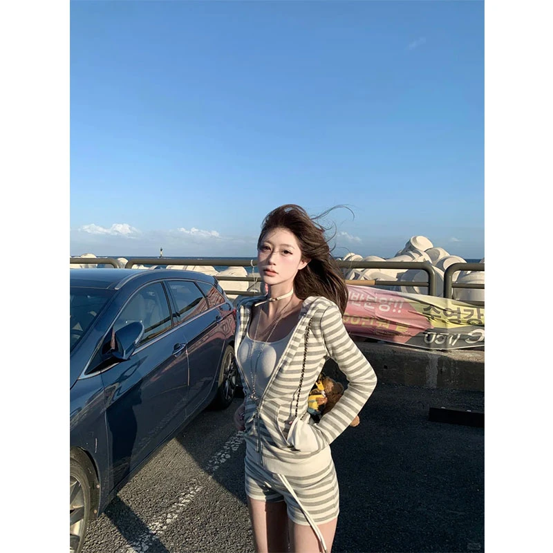 2025秋季新款慵懒出街条纹套装松弛感显瘦连帽外套修身短裤两件套