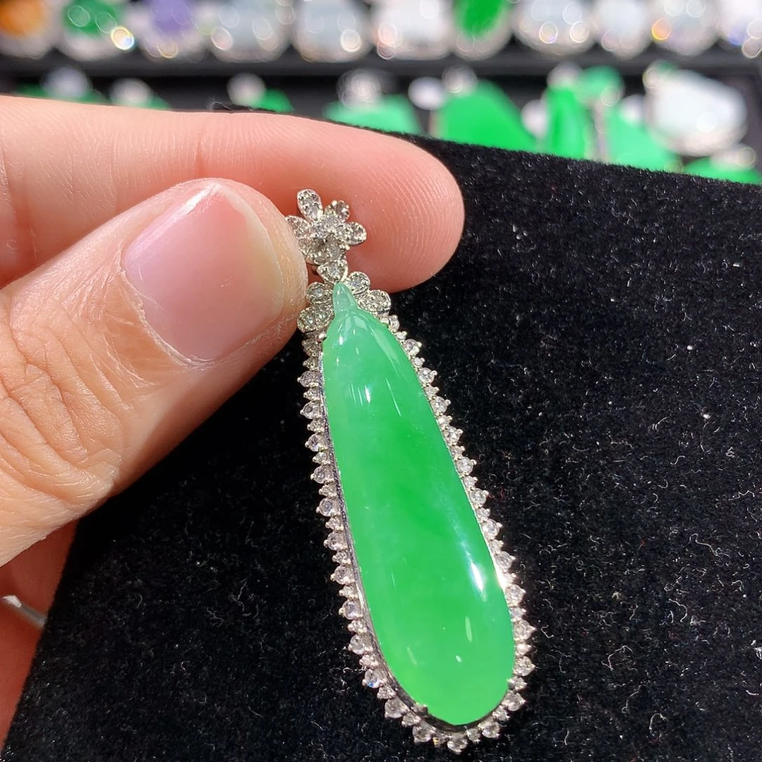 翡翠18K金镶嵌颈饰