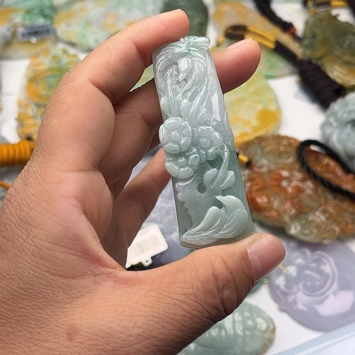 翡翠未镶嵌颈饰挂件