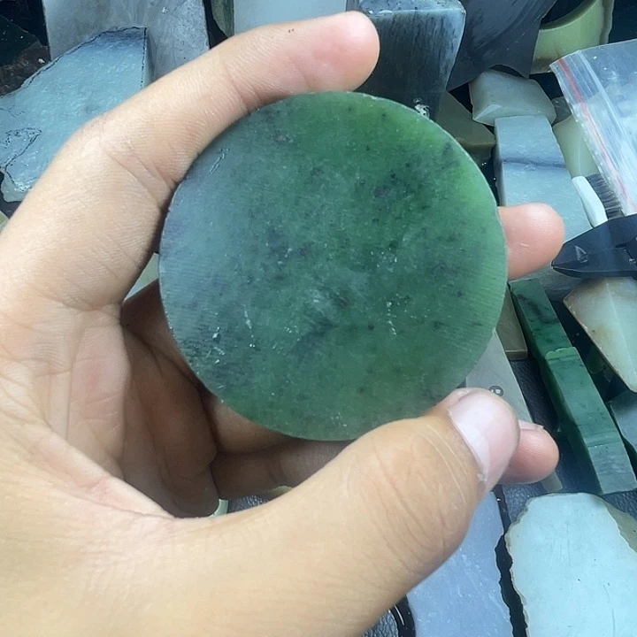 颈饰未镶嵌和田玉（碧玉）