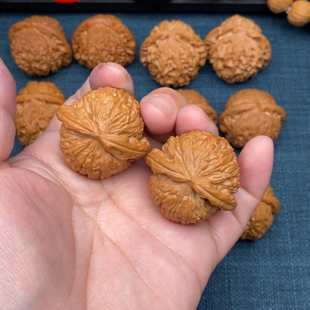 文玩核桃把件全品红皮球白37.5