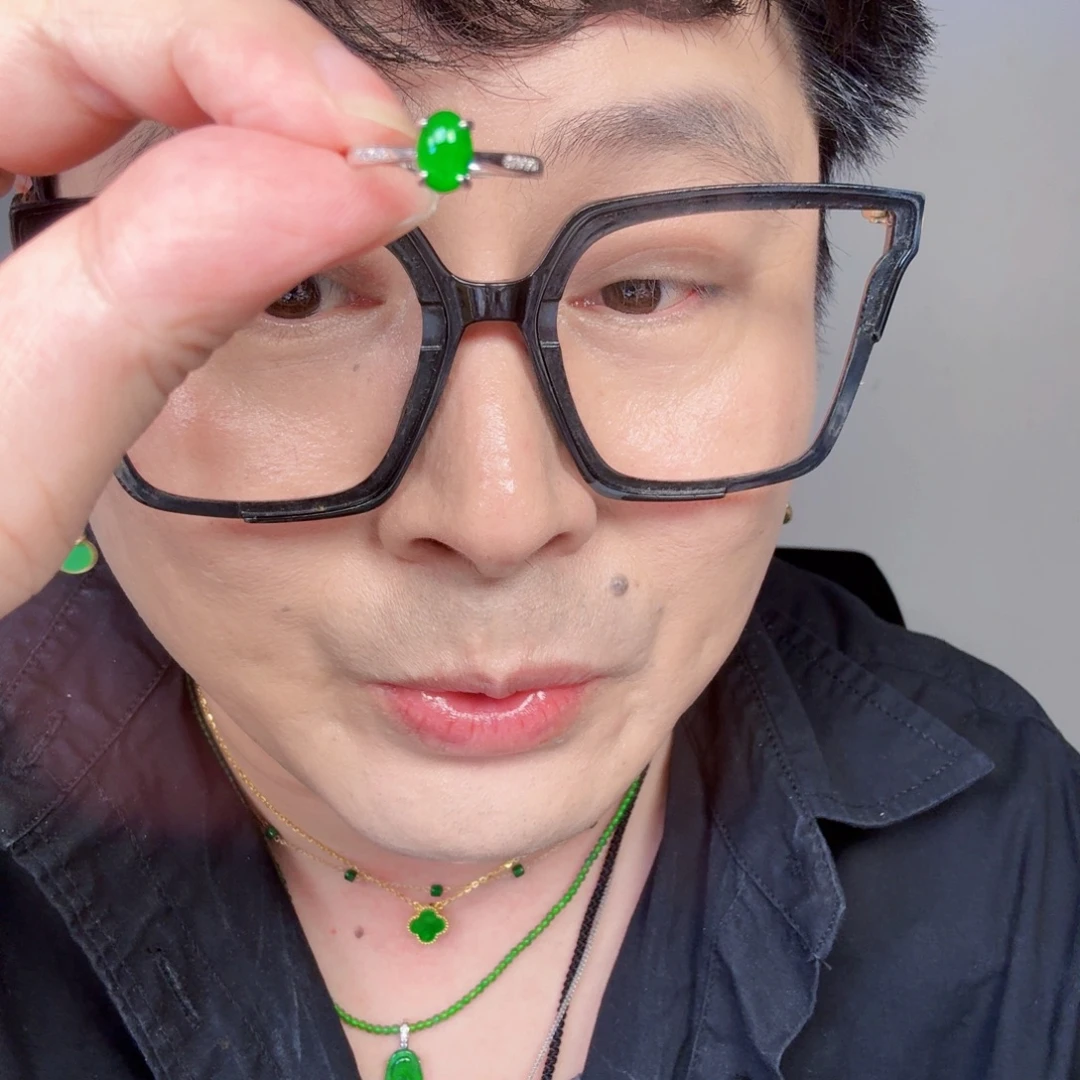 翡翠未镶嵌颈饰一件