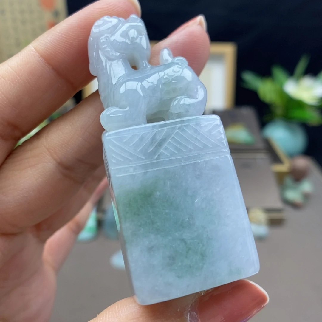 翡翠未镶嵌颈饰吊坠有纹