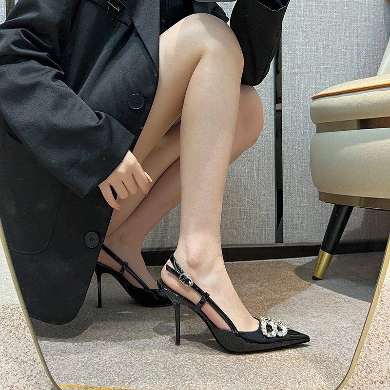 黑色尖头水钻B扣字母包头凉鞋2025年冬季新款细跟百搭高跟鞋单鞋