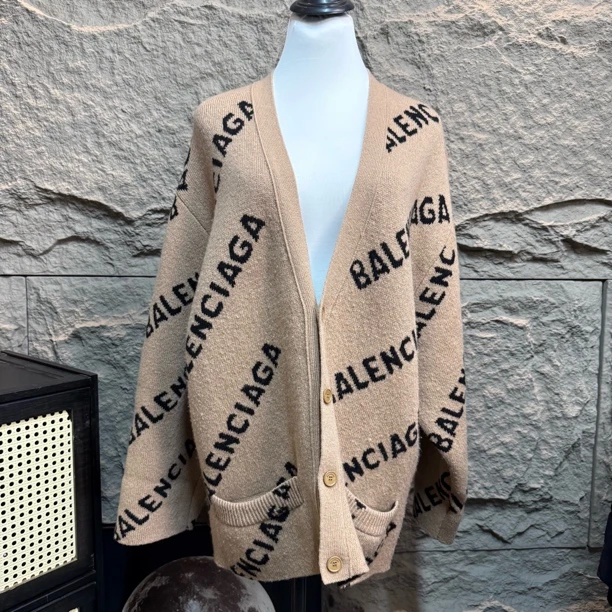 99新 Balenciaga/巴黎世家 胸围50衣长78 M码 弹幕满印开衫 M720