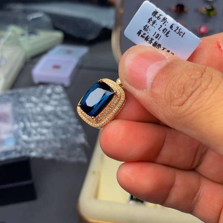碧玺颈饰18K金镶嵌碧玺