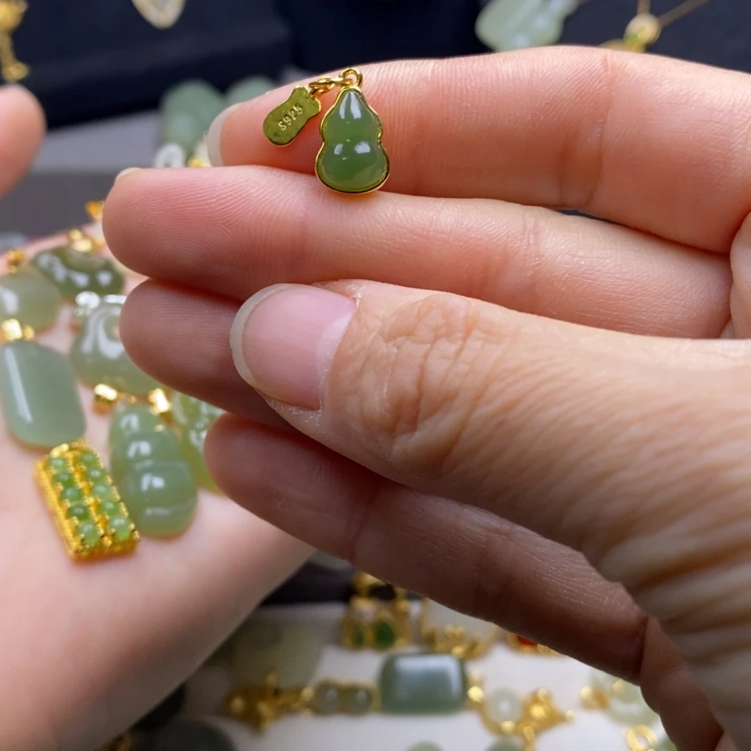 拥***淡和田玉（碧玉）未镶嵌颈饰