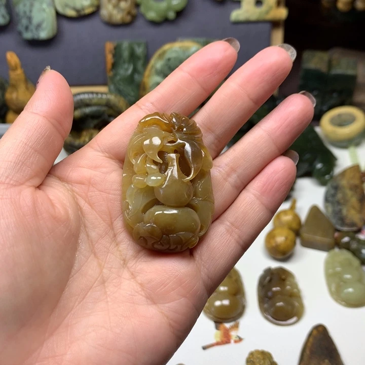 透闪石质玉未镶嵌颈饰