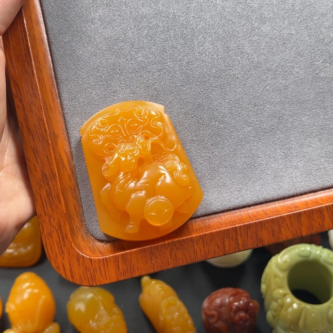 七***柒石英质玉（缅黄）未镶嵌手玩件