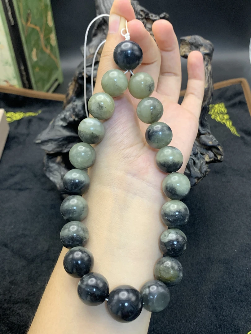 和田玉青花圆珠手串经典百搭时尚精美(有点小面点需要包容）