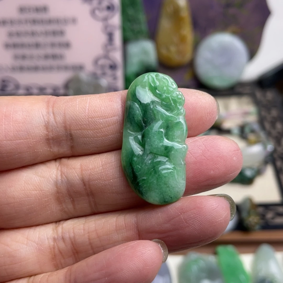 翡翠未镶嵌颈饰小鹿挂件