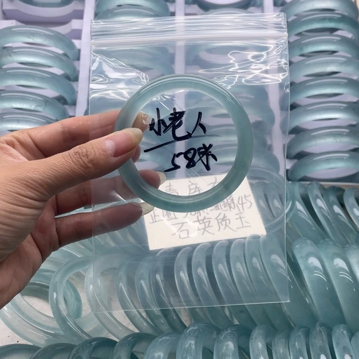 小****石英质玉未镶嵌手镯