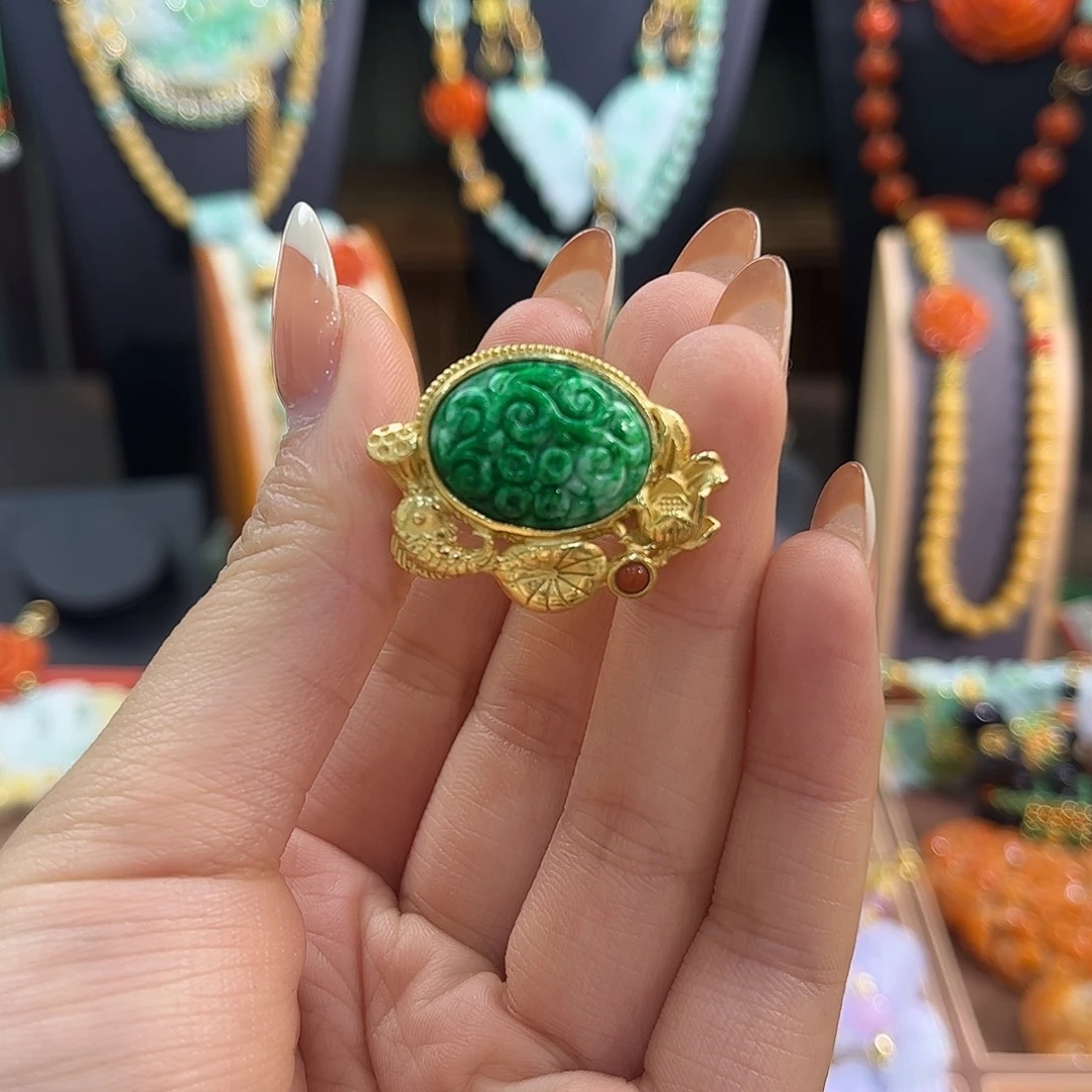 女***家翡翠未镶嵌戒指炸