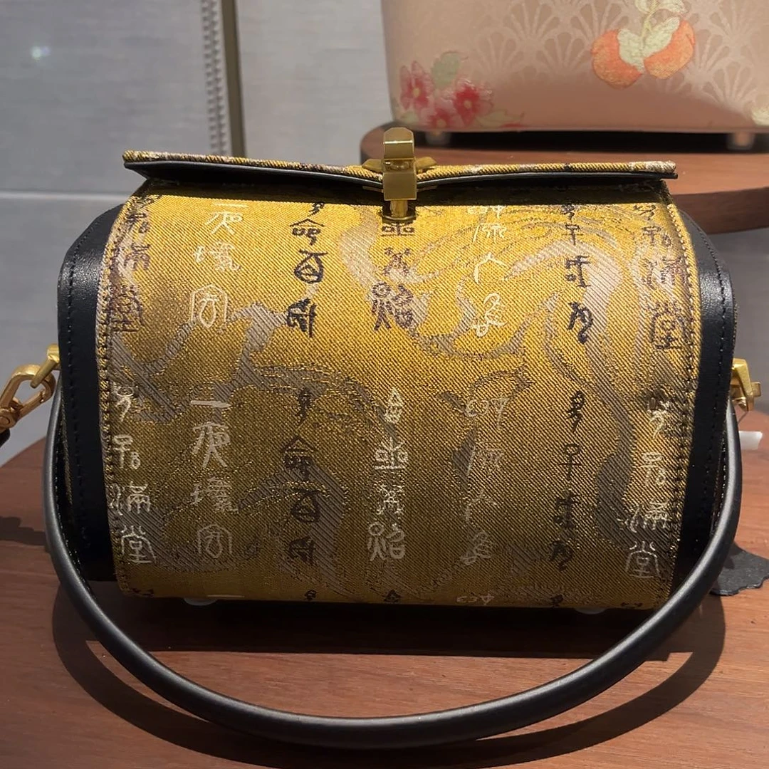 牛皮（革）蚕丝展厅同色同款