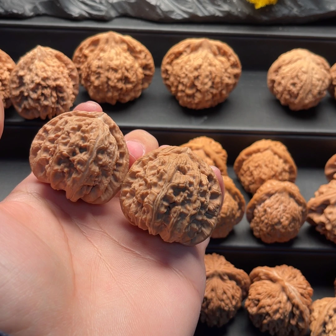 看***山文玩核桃吊坠三角白