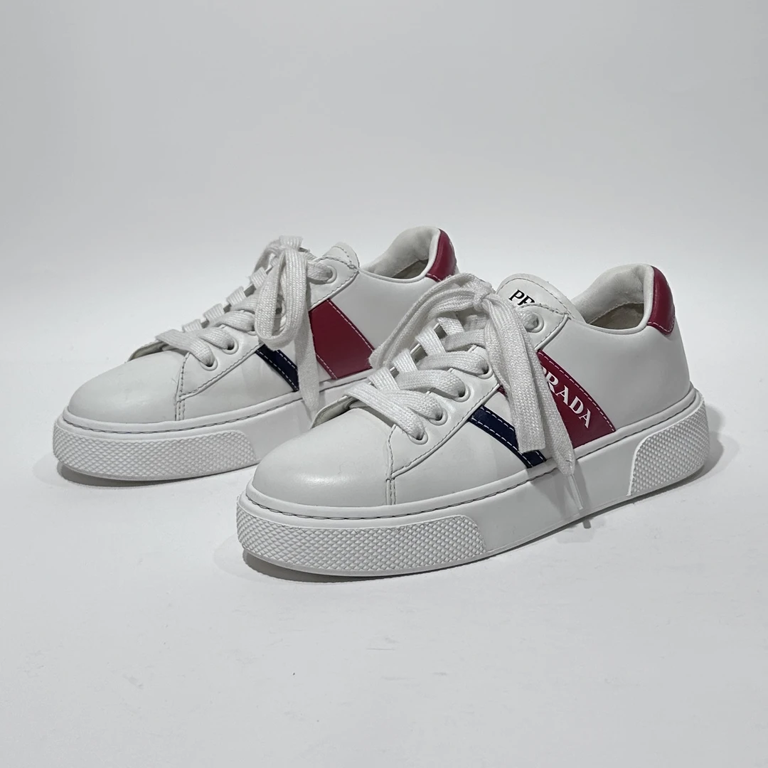 95新 Prada/普拉达 35码 红尾时尚小白鞋/ML01677