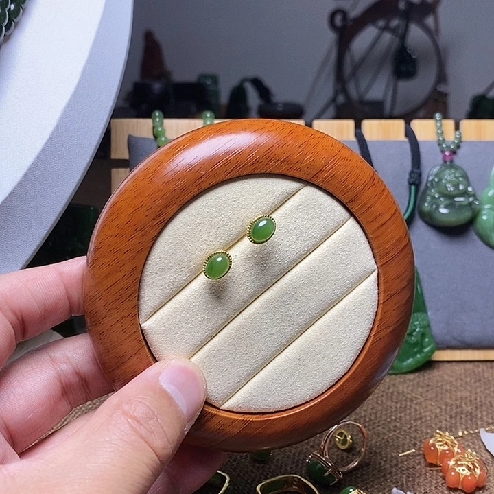 朱***阳和田玉（碧玉）未镶嵌颈饰