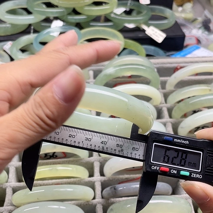 蛇纹石玉未镶嵌手镯71
