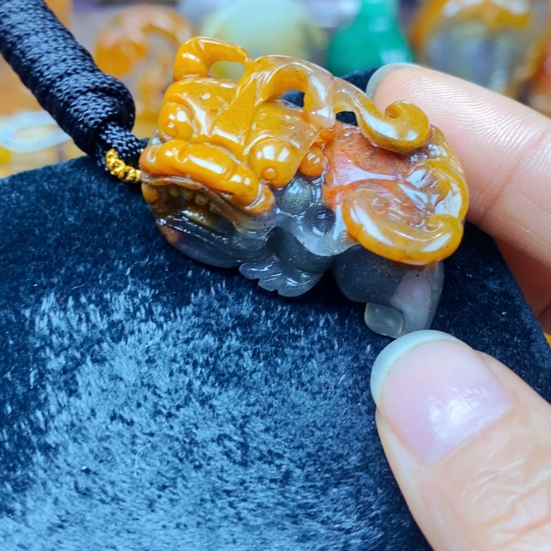 未镶嵌石英质玉（黄龙玉）颈饰