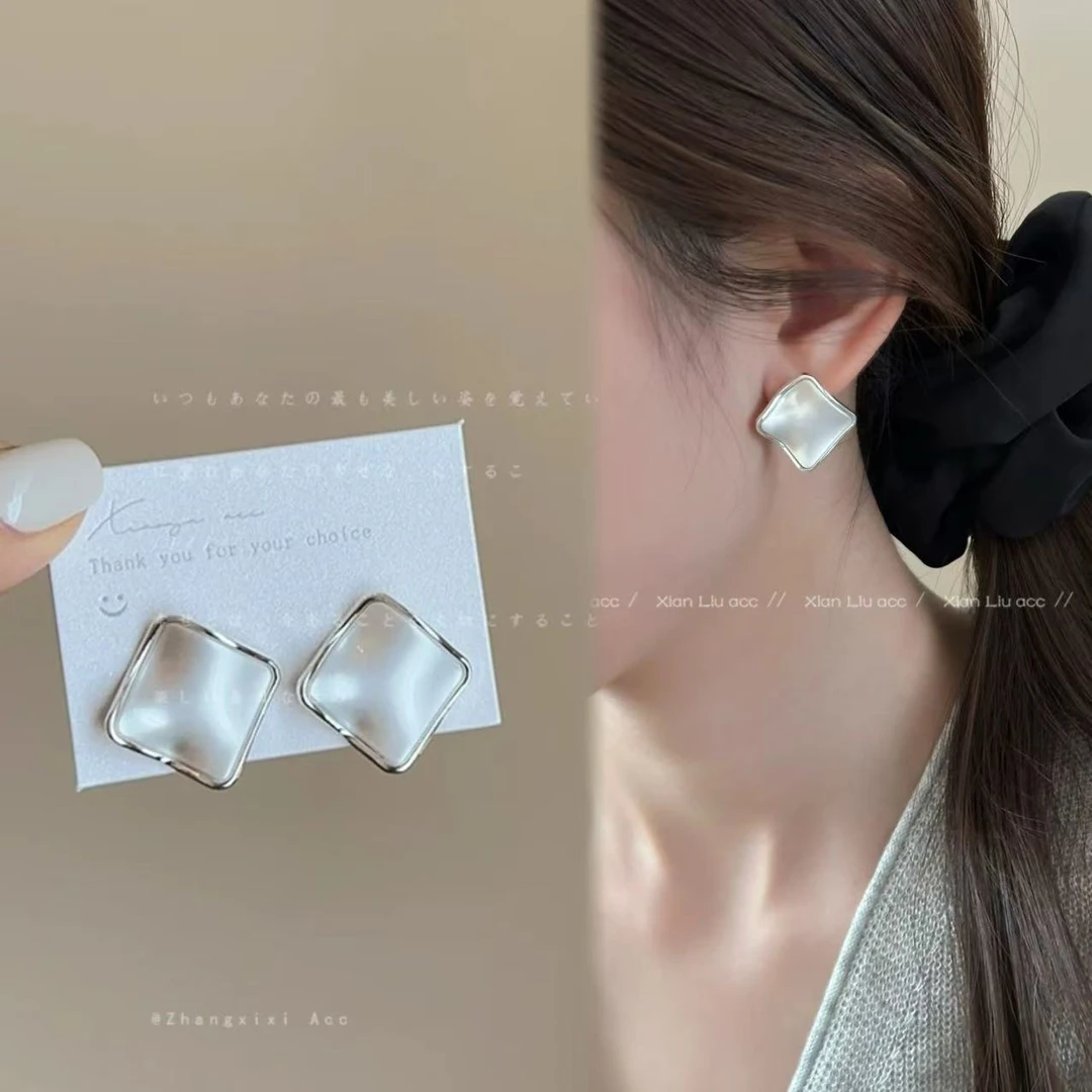 铜合金耳饰 百搭方形~扭曲菱形耳钉女简约百搭个性气质精致 W110