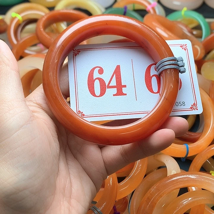 未镶嵌石英质玉（黄龙玉）手镯佛**语