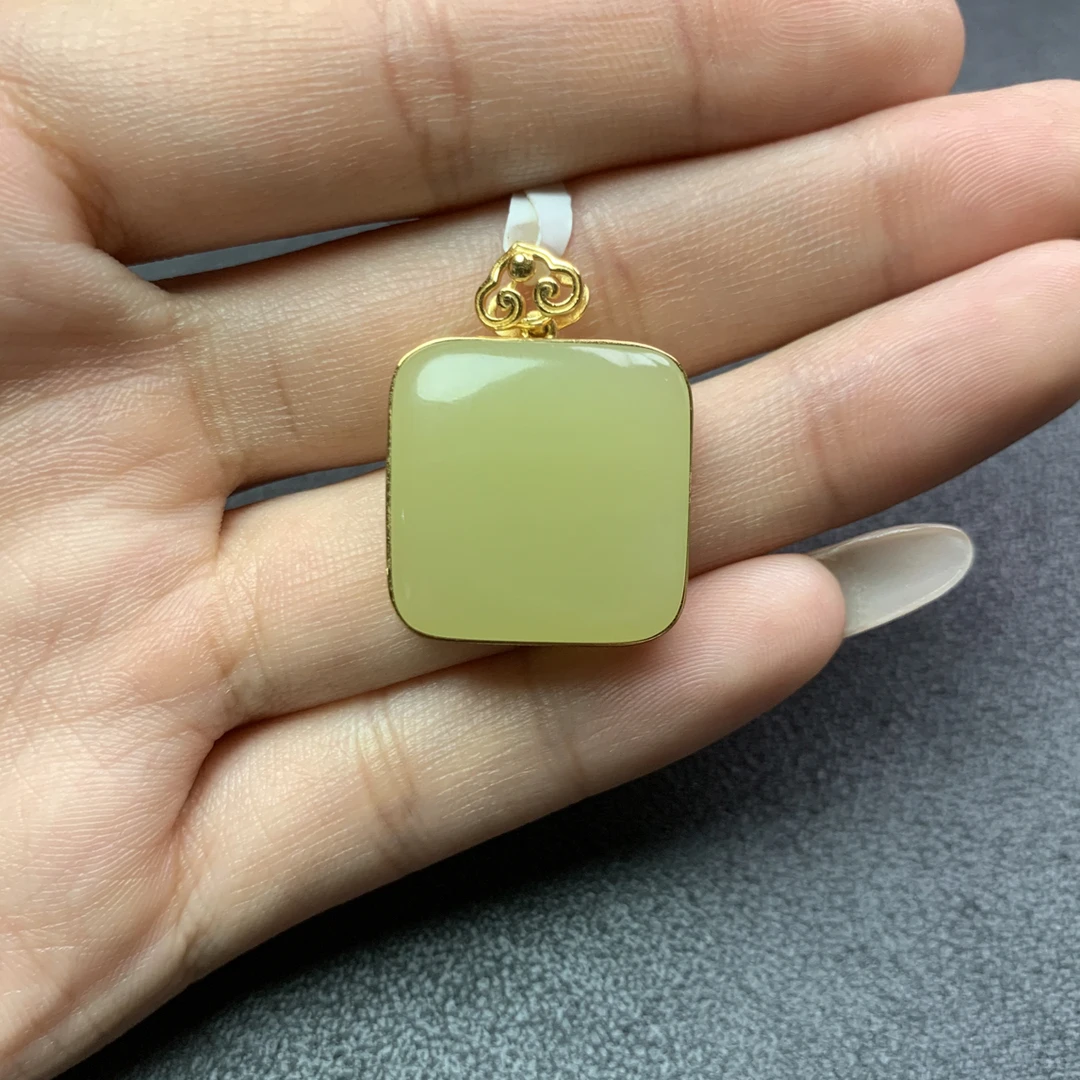 新疆和田玉若羌黄口吊坠 19.3x19.3x7.2 TY