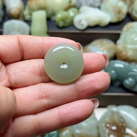 和田玉未镶嵌颈饰龍**神