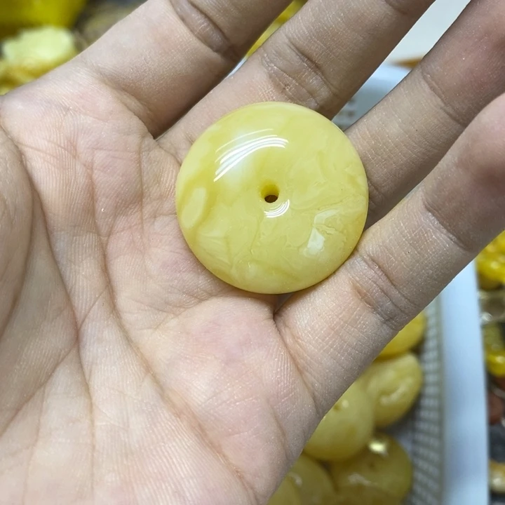 蜜蜡未镶嵌裸石吊坠