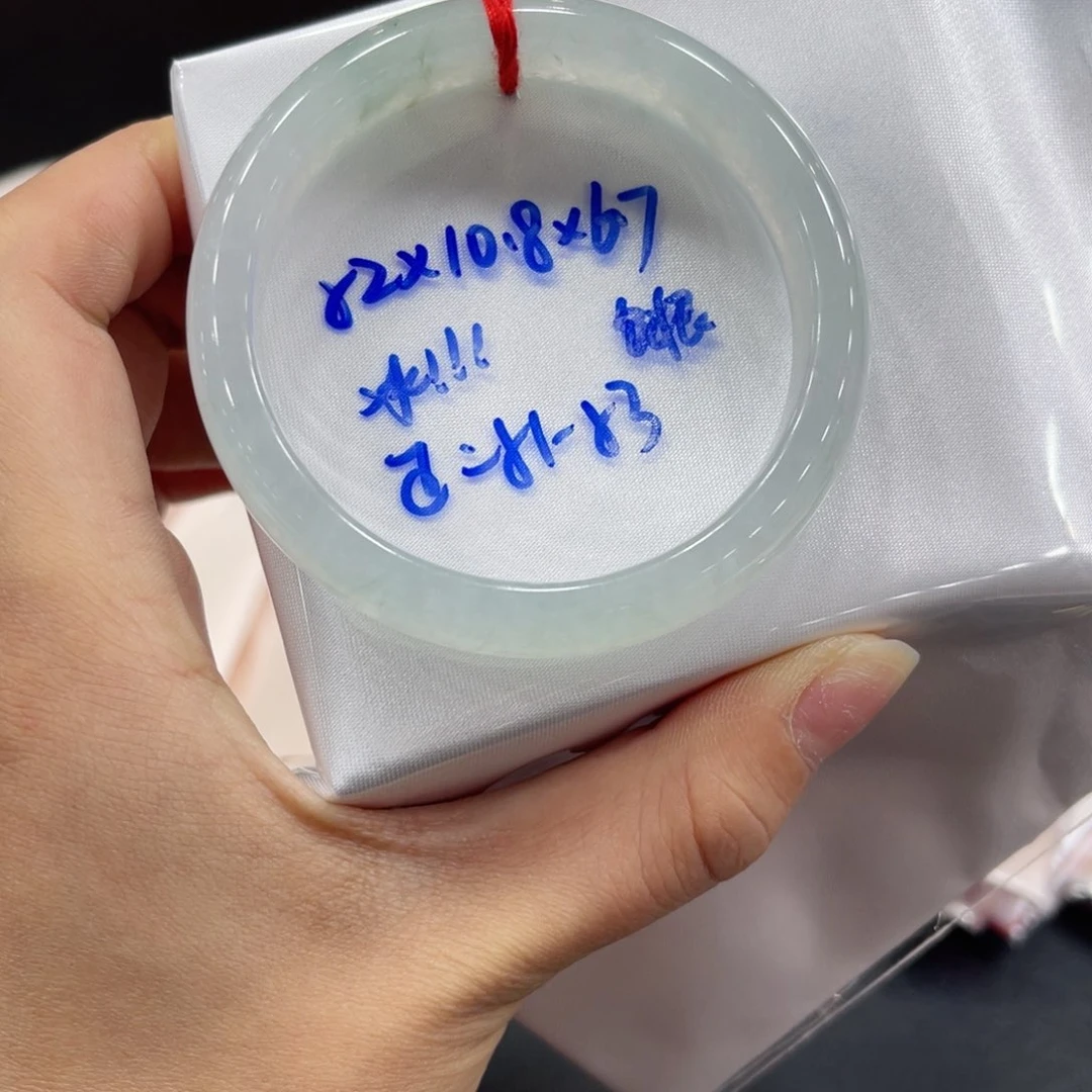 翡翠手镯未镶嵌翡翠