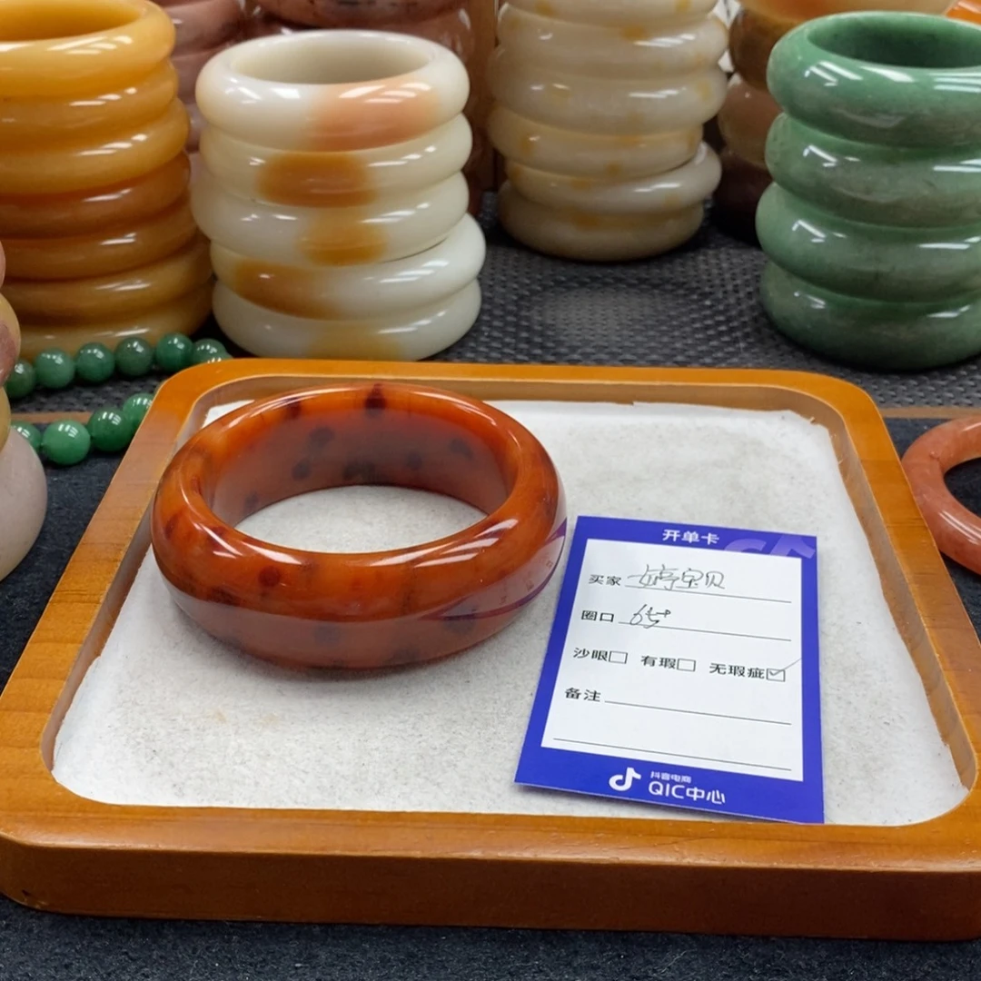 柠****石英岩玉未镶嵌手镯（圆镯）