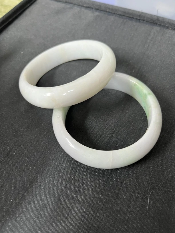 精美翡翠手镯白底多样性发其一