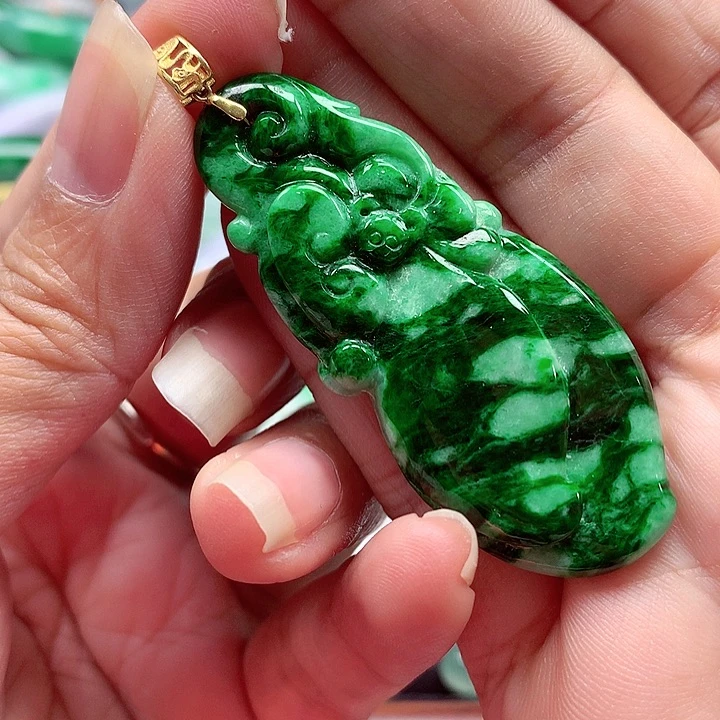 翡翠18K金镶嵌颈饰翡翠